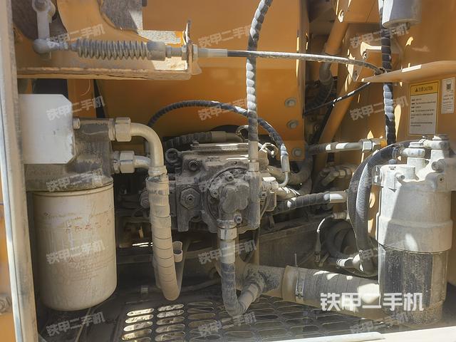 液压泵舱室正面整体（整机外观）