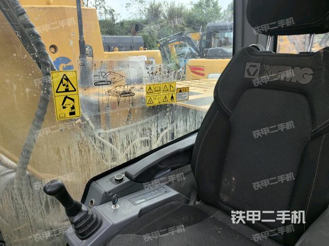 行走控制手柄和踏板 俯拍（驾驶室部分）