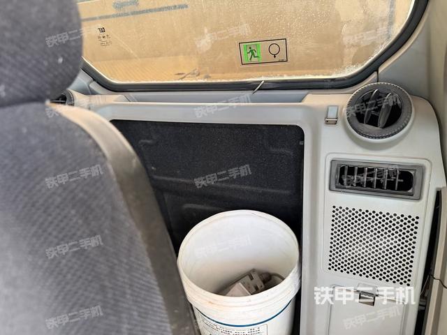 行走控制手柄和踏板 俯拍(驾驶室部分) 行走控制手柄和踏板 俯拍(驾驶室部分)