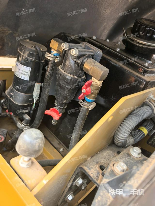 发动机右侧全景（压路机发动机舱）