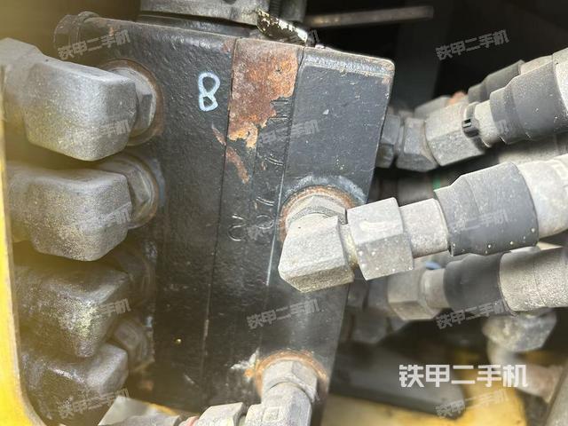 回轉(zhuǎn)馬達(dá)和主控閥（整機(jī)外觀）