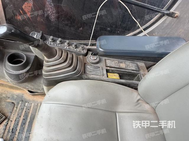 座椅左侧控制台/音响/含左手柄（驾驶室部分）