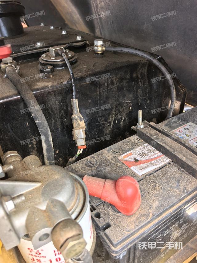 发动机左侧全景（压路机发动机舱）