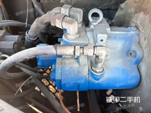 液压泵舱室正面整体（整机外观）