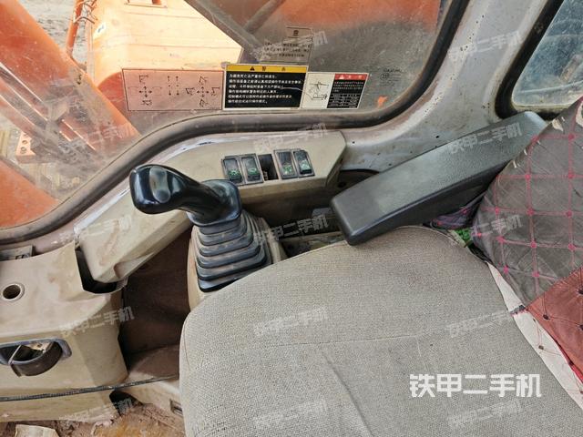 座椅右侧控制台/钥匙门/油门/含右手柄（驾驶室部分）