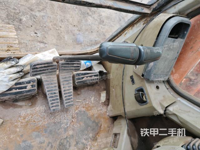 行走控制手柄和踏板 俯拍（驾驶室部分）