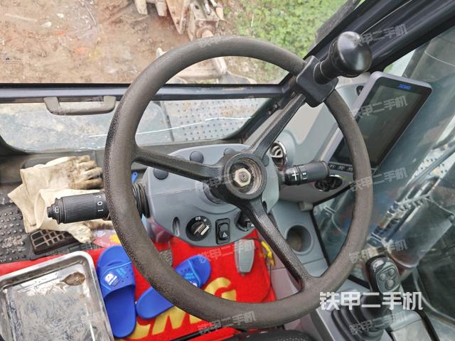 行走控制手柄和踏板 俯拍（驾驶室部分）