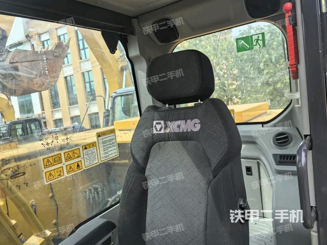 行走控制手柄和踏板 俯拍（驾驶室部分）