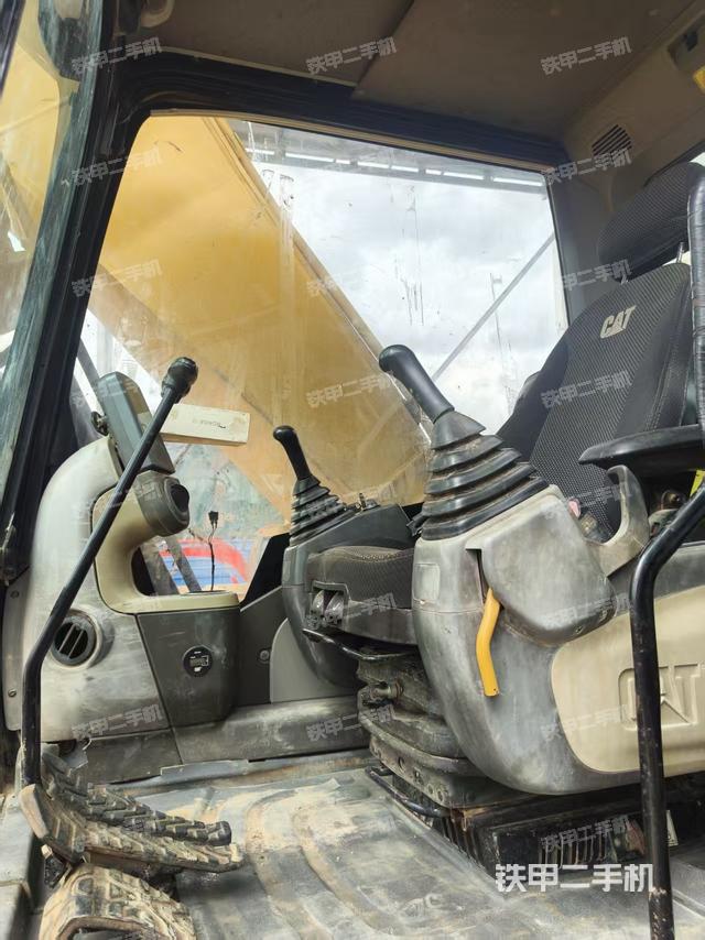 駕駛室整體（整機外觀）