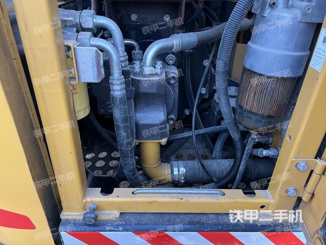 液壓泵艙室正面整體（整機(jī)外觀(guān)）