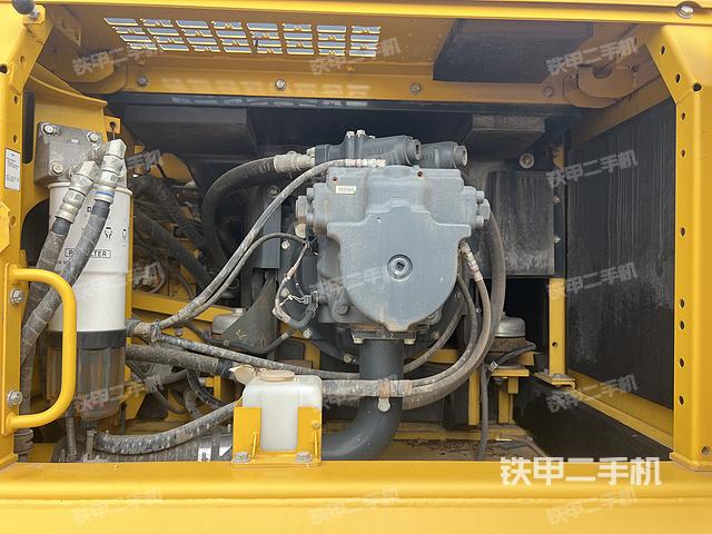 液压泵舱室正面整体(整机外观) 液压泵舱室正面整体(整机外观)