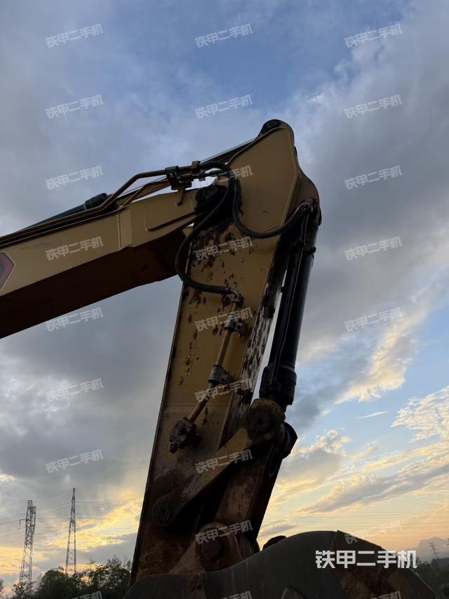 小臂整体左后(工作和回转装置) 小臂整体左后(工作和回转装置)