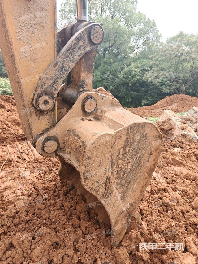 大臂油缸整体 竖拍（工作和回转装置）