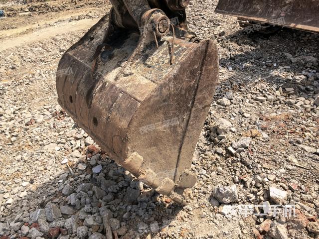 鏟斗右后整體（工作和回轉(zhuǎn)裝置）