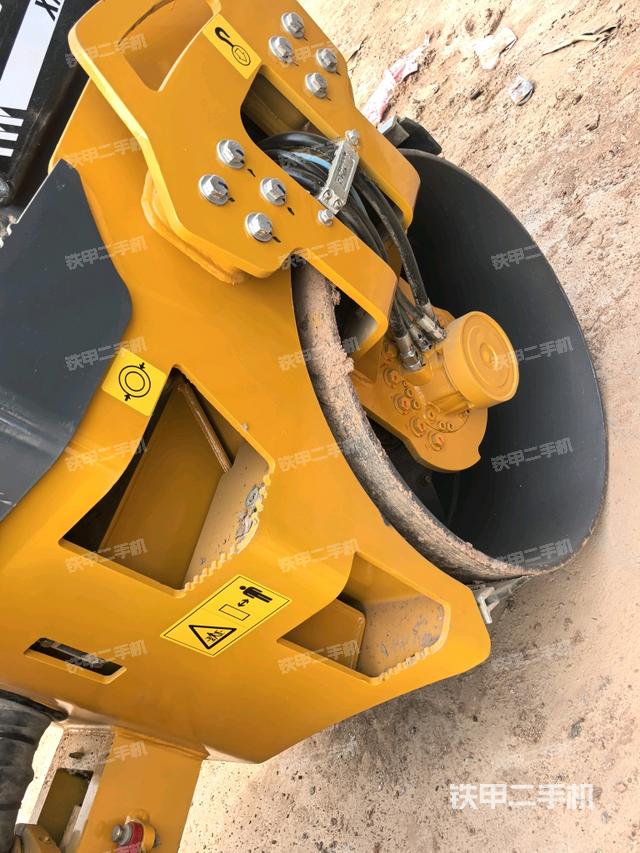 后轮左侧全景（压路机前后车架）