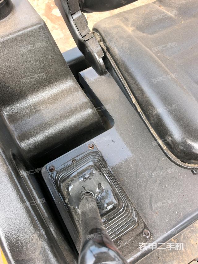 驾驶室侧向上照全景（压路机驾驶室）