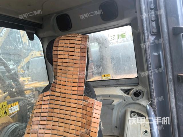 行走控制手柄和踏板?俯拍（駕駛室部分）