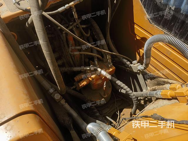 回转马达和主控阀（整机外观）