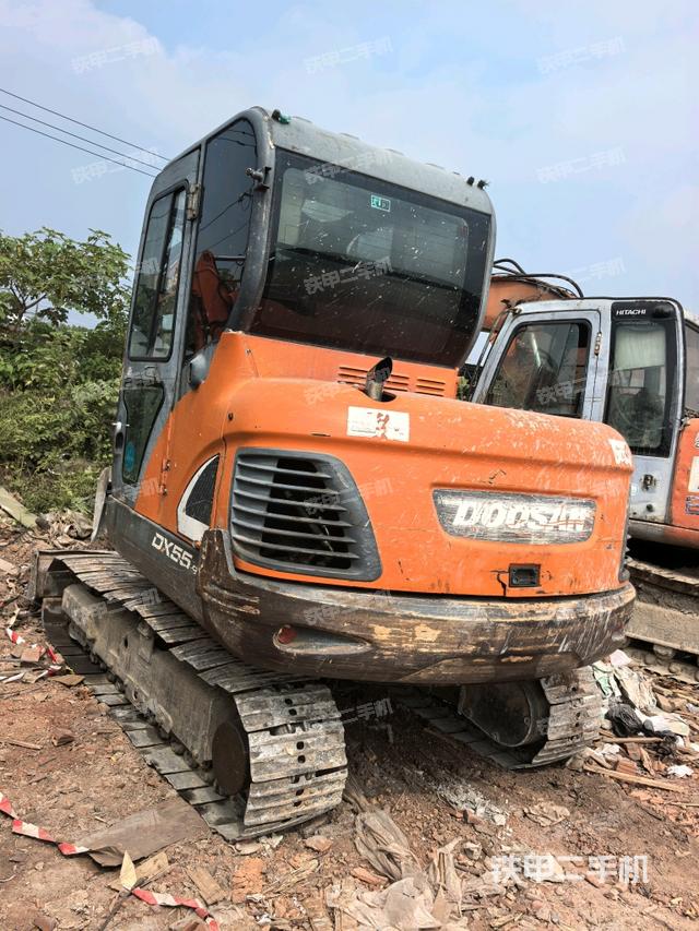 駕駛室頂部（整機外觀）