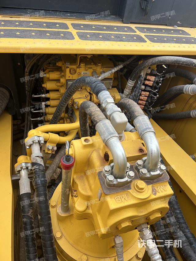 回转马达和主控阀(整机外观) 回转马达和主控阀(整机外观)