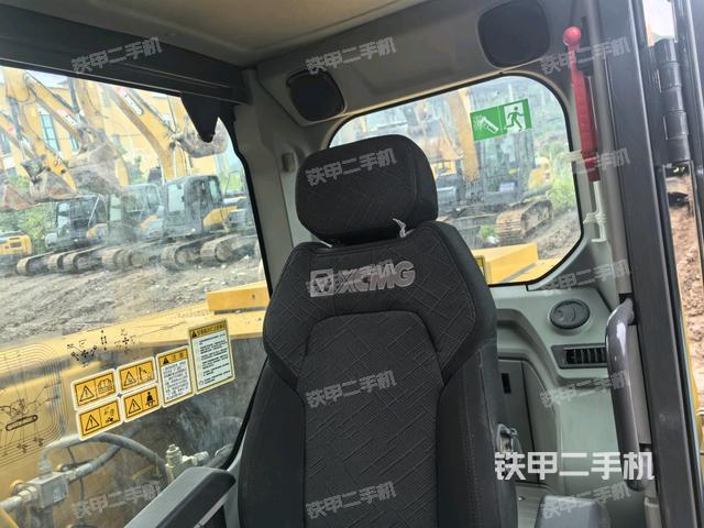 行走控制手柄和踏板 俯拍（驾驶室部分）