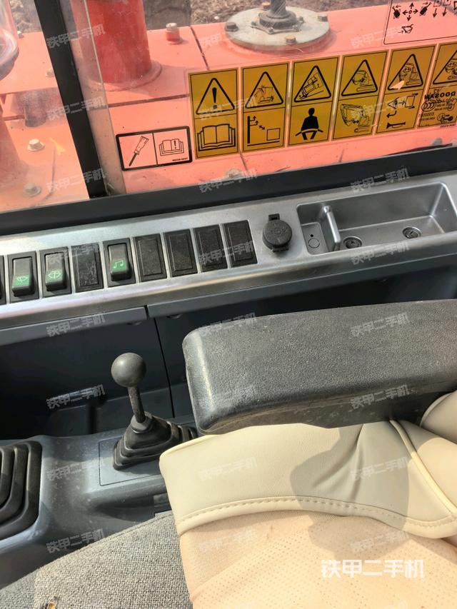 座椅右侧控制台/钥匙门/油门/含右手柄（驾驶室部分）