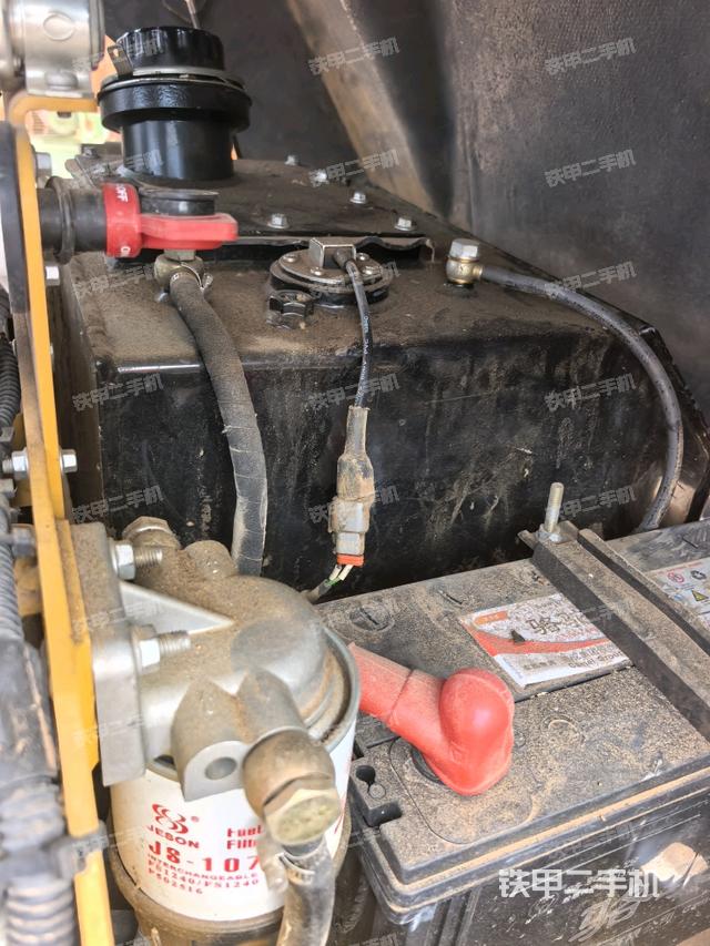 发动机舱全景（压路机发动机舱）