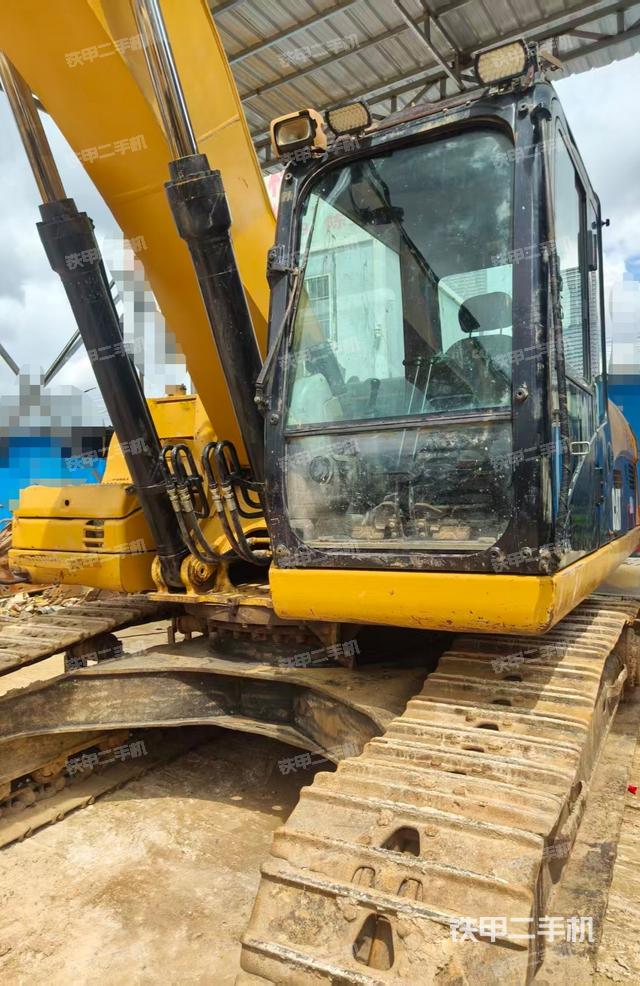 駕駛室頂部（整機外觀）