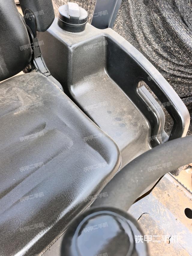 驾驶室内座椅、仪表操作手柄全景（压路机驾驶室）