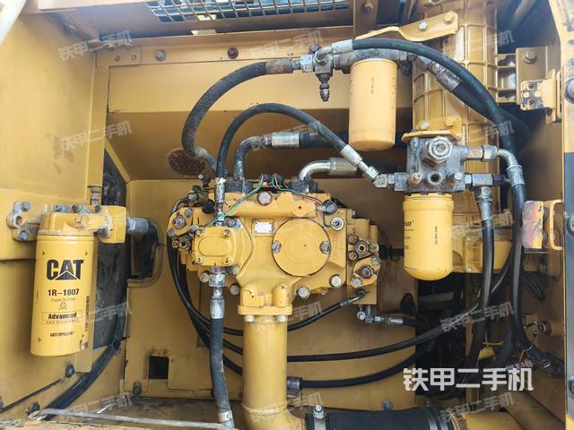 液壓泵艙室正面整體（整機外觀）