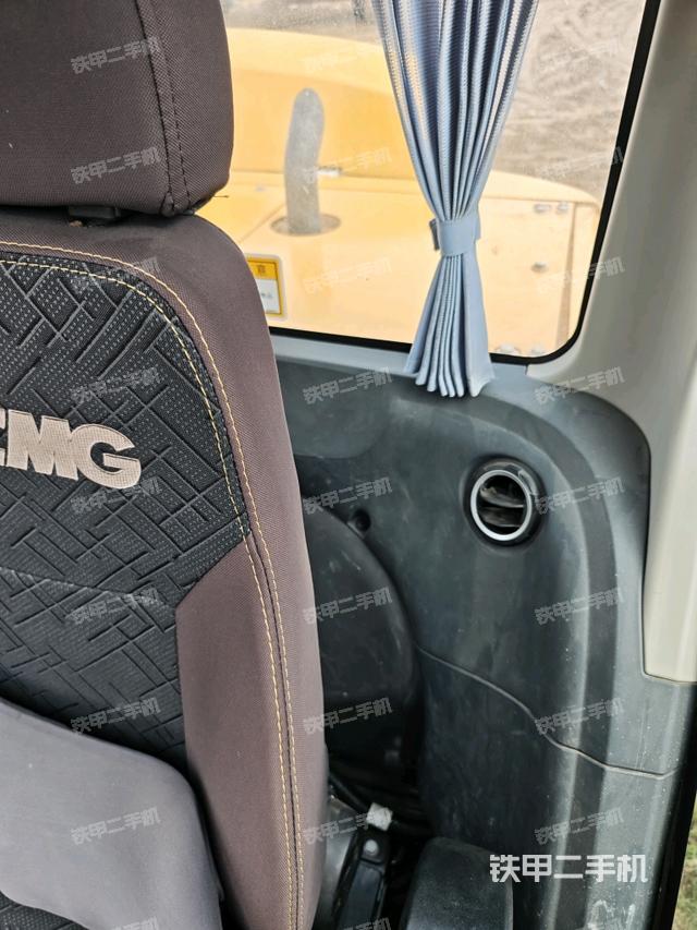 行走控制手柄和踏板 俯拍（驾驶室部分）