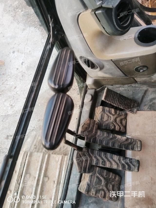 行走控制手柄和踏板?俯拍（駕駛室部分）