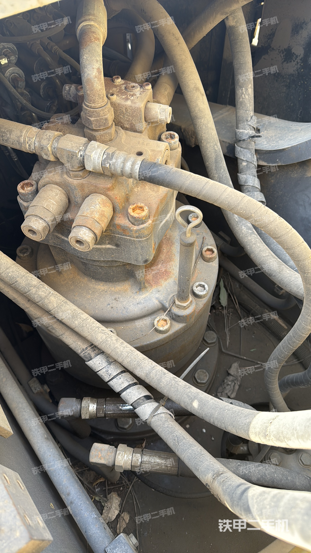 回转马达和主控阀（整机外观）