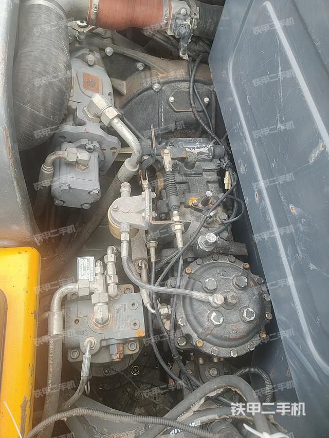 回转马达和主控阀（整机外观）