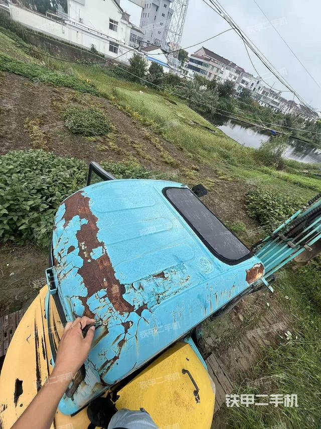 驾驶室顶部（整机外观）