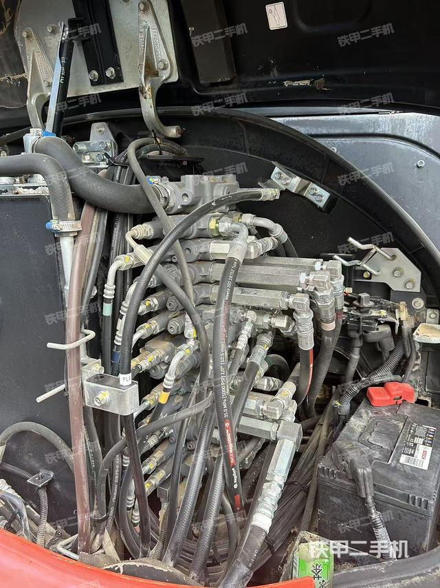 回转马达和主控阀（整机外观）