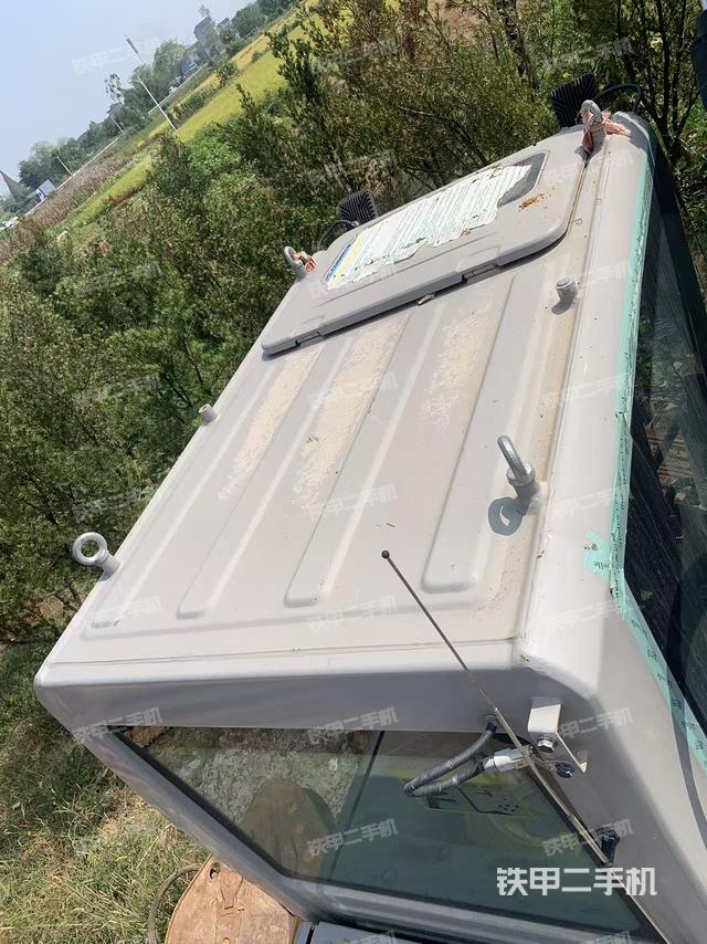 駕駛室頂部（整機外觀）