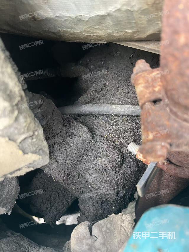 液压泵舱室正面整体（整机外观）