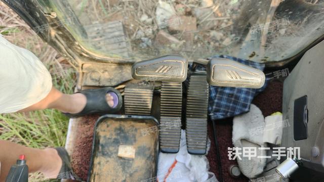 行走控制手柄和踏板?俯拍（駕駛室部分）