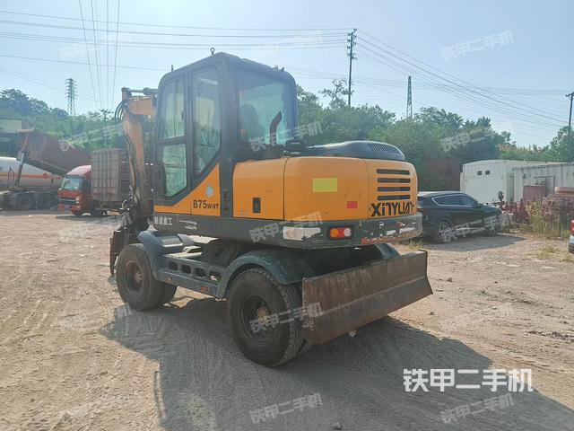 液压泵舱室正面整体（整机外观）