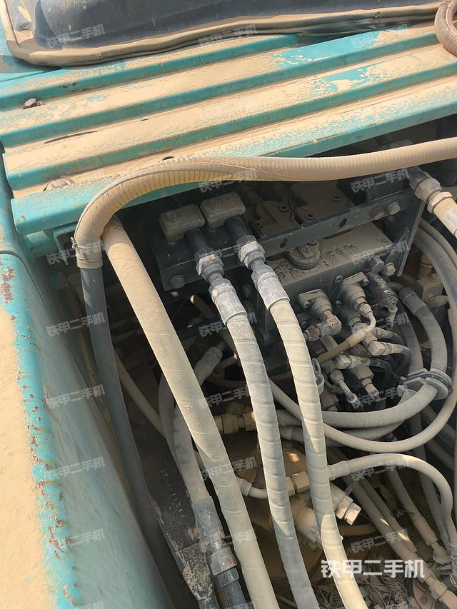 回转马达和主控阀(整机外观) 回转马达和主控阀(整机外观)