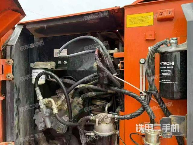 液壓泵艙室正面整體（整機外觀）