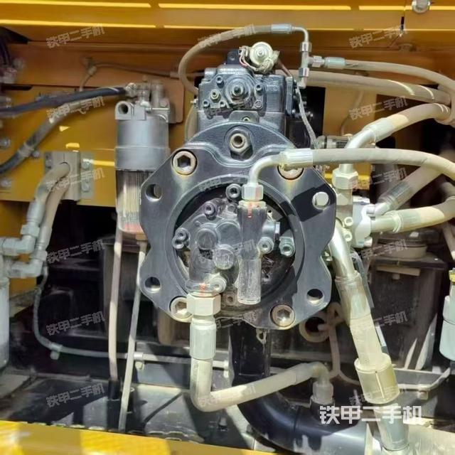 液压泵舱室正面整体（整机外观）