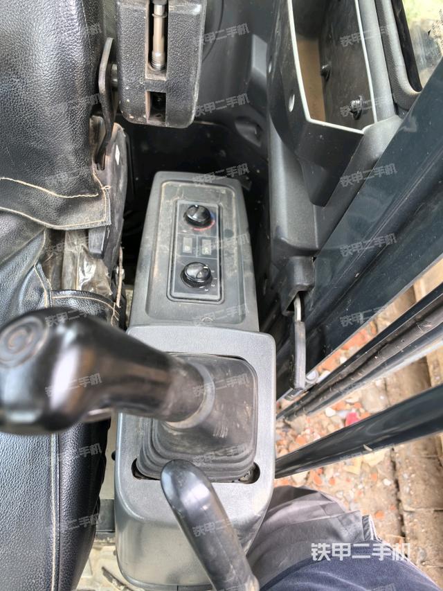 座椅左侧控制台/音响/含左手柄（驾驶室部分）