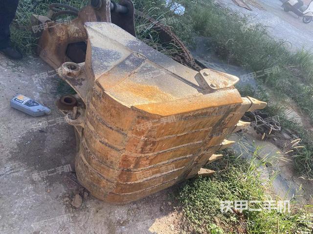 回转马达和主控阀(整机外观) 回转马达和主控阀(整机外观)