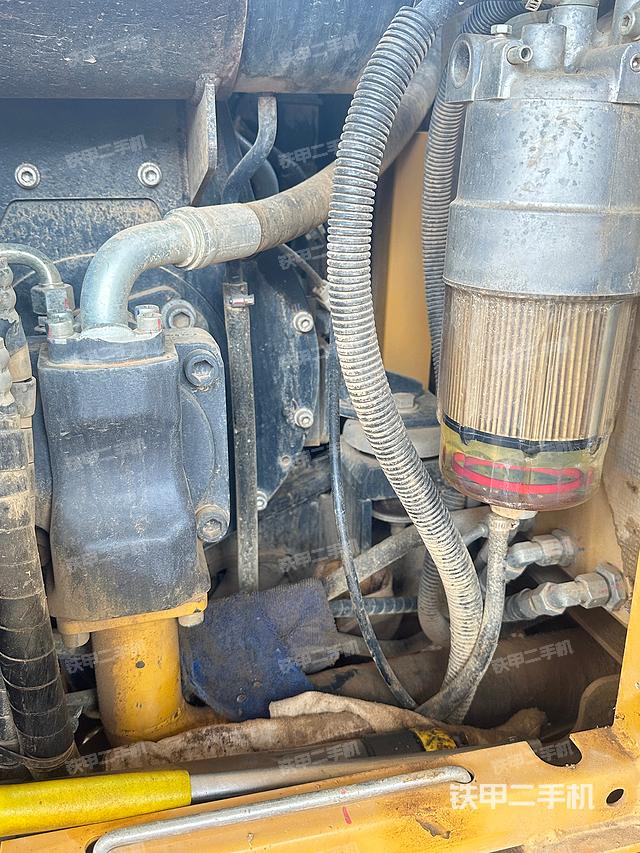 液压泵舱室正面整体（整机外观）