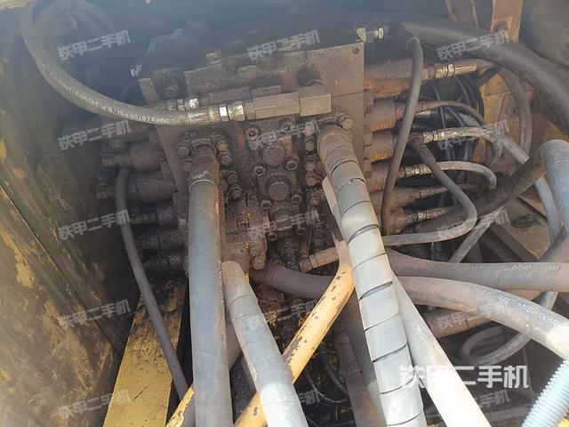 回轉(zhuǎn)馬達(dá)和主控閥（整機(jī)外觀）