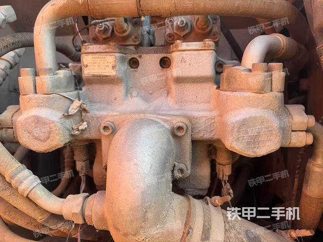 液壓泵艙室正面整體（整機外觀）