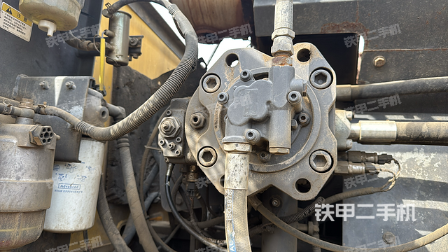 液压泵舱室正面整体（整机外观）