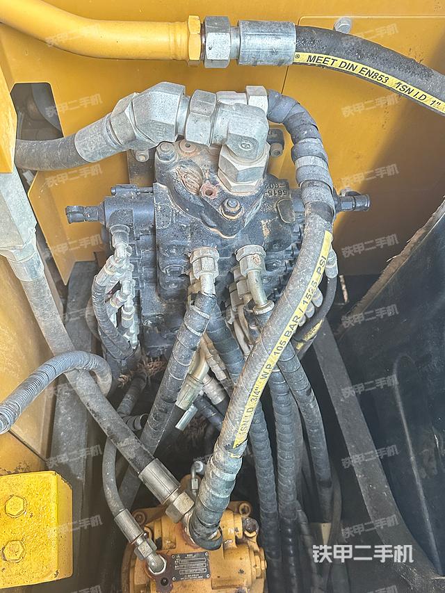 回转马达和主控阀（整机外观）